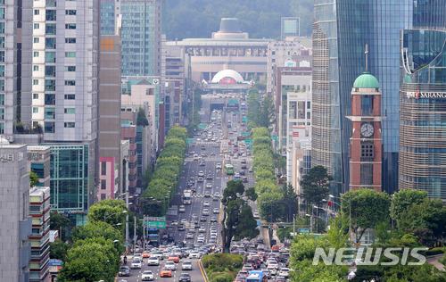 【서울=뉴시스】배훈식 기자 = 제7호 태풍 쁘라삐룬(PRAPIROON)이 북동쪽으로 경로가 바뀌며 비가 그친 3일 오전 서울 서초구 누에다리에서 바라본 도심 시야가 미세먼지 없이 맑게 틔어있다. 2018.07.03. dahora83@newsis.com