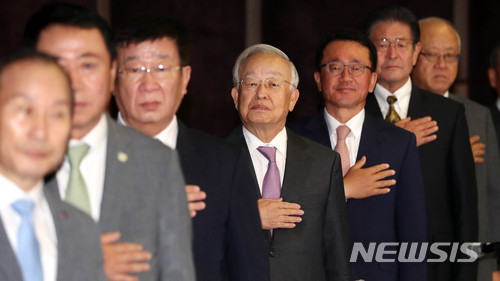 【서울=뉴시스】추상철 기자 = 손경식(왼쪽 네번째) 한국경영자총협회 회장이 3일 오전 서울 중구 웨스틴조선호텔에서 열린 경총 임시총회에 참석해 국민의례를 하고 있다. 송영중 경총 부회장이 불참한 이날 임시 총회에서는 송 부회장의 해임안이 논의될 예정이다. 2018.07.03. scchoo@newsis.com