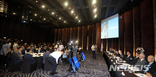 【서울=뉴시스】추상철 기자 = 손경식 한국경영자총협회 회장이 3일 오전 서울 중구 웨스틴조선호텔에서 열린 경총 임시총회에 참석해 인사말을 하고 있다. 송영중 경총 부회장이 불참한 이날 임시 총회에서는 송 부회장의 해임안이 논의될 예정이다. 2018.07.03. scchoo@newsis.com