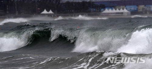 【부산=뉴시스】 하경민 기자 = 제7호 태풍 '쁘라삐룬'이 북상 중인 3일 오전 부산 해운대해수욕장 앞바다에 거센 파도가 몰아치고 있다. 2018.07.03.&nbsp; yulnetphoto@newsis.com