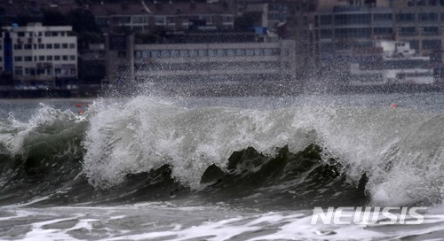【부산=뉴시스】 하경민 기자 = 제7호 태풍 '쁘라삐룬'이 북상 중인 3일 오전 부산 해운대해수욕장 앞바다에 거센 파도가 몰아치고 있다. 2018.07.03. yulnetphoto@newsis.com