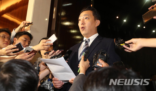 【서울=뉴시스】추상철 기자 = 이상철 한국경영자총협회 홍보기획본부장이 3일 오전 서울 중구 웨스틴조선호텔에서 열린 경총 임시총회를 통해 의결된 송영중 경총 부회장 해임안에 대한 설명을 하고 있다. 2018.07.03.&nbsp; scchoo@newsis.com 