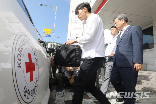 【서울=뉴시스】임태훈 기자 = 3일 오전 서울 중구 대한적십자사 서울사무소에서 우광호(오른쪽) 국제남북국장, 남북교류팀 직원들이 '2018년 8.15계기 제21차 이산가족 상봉 생사확인 의뢰자 명단' 교환을 위해 판문점으로 출발하고 있다. 2018.07.03.&nbsp; taehoonlim@newsis.com