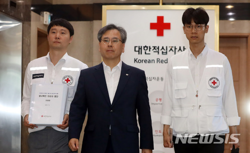 【서울=뉴시스】임태훈 기자 = 3일 오전 서울 중구 대한적십자사 서울사무소에서 우광호(가운데) 국제남북국장, 남북교류팀 직원들이 '2018년 8.15계기 제21차 이산가족 상봉 생사확인 의뢰자 명단' 교환을 위해 판문점으로 출발하고 있다. 2018.07.03.&nbsp;&nbsp; taehoonlim@newsis.com
