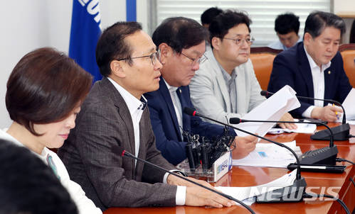 【서울=뉴시스】이종철 기자 = 3일 오전 서울 여의도 국회에서 열린 더불어민주당 원내대책회의에서 홍영표 원내대표가 모두발언을 하고 있다. 2018.07.03. jc4321@newsis.com