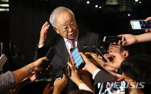 【서울=뉴시스】추상철 기자 = 손경식 한국경영자총협회 회장이 3일 오전 서울 중구 웨스틴조선호텔에서 열린 경총 임시총회를 통해 의결된 송영중 경총 부회장 해임안에 대한 설명을 하고 있다. 2018.07.03. scchoo@newsis.com