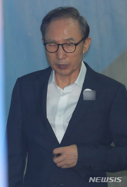 【서울=뉴시스】배훈식 기자 = 110억원 대 뇌물수수 등의 혐의로 구속 기소된 이명박 전 대통령이 3일 오전 서울 서초구 서울중앙지방법원에서 열린 9차 공판에 출석하고 있다. 2018.07.03. dahora83@newsis.com