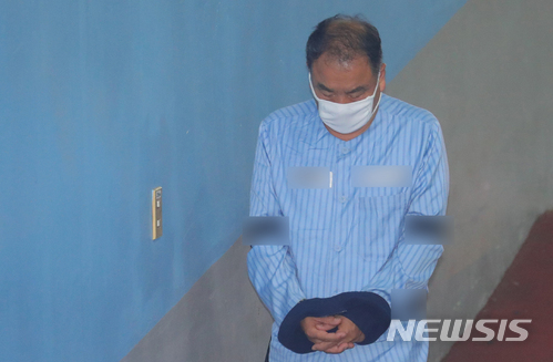 【서울=뉴시스】배훈식 기자 = 이우현 자유한국당 의원이 지난 3일 오전 서울 서초구 서울중앙지법에서 열린 결심 공판에 출석하고 있다. 2018.07.03. dahora83@newsis.com