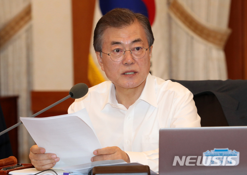 【서울=뉴시스】박진희 기자 = 문재인 대통령이 3일 오전 청와대 세종실에서 열린 2018년도 제29회 국무회의를 주재하고 있다. 감기몸살로 자리를 비웠던 문 대통령이 국무회의를 주재하는 것은 6·12 북미정상회담이 열렸던 지난달 12일 이후 20여일 만이다. 2018.07.03. pak7130@newsis.com