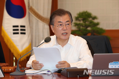 【서울=뉴시스】박진희 기자 = 문재인 대통령이 3일 오전 청와대 세종실에서 열린 2018년도 제29회 국무회의를 주재하고 있다. 감기몸살로 자리를 비웠던 문 대통령이 국무회의를 주재하는 것은 6·12 북미정상회담이 열렸던 지난달 12일 이후 20여일 만이다. 2018.07.03. pak7130@newsis.com