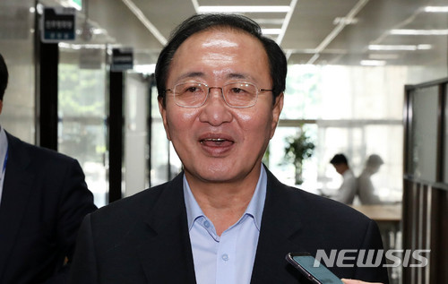 【서울=뉴시스】홍효식 기자 = 정의당 노회찬 원내대표가 3일 오전 서울 여의도 국회에서 열린 의원총회를 마친 후 드루킹 일당과 불법 정치자금(5천만 원) 거래 의혹 관련 취재진에게 입장을 밝히고 있다. 2018.07.03.&nbsp; yesphoto@newsis.com