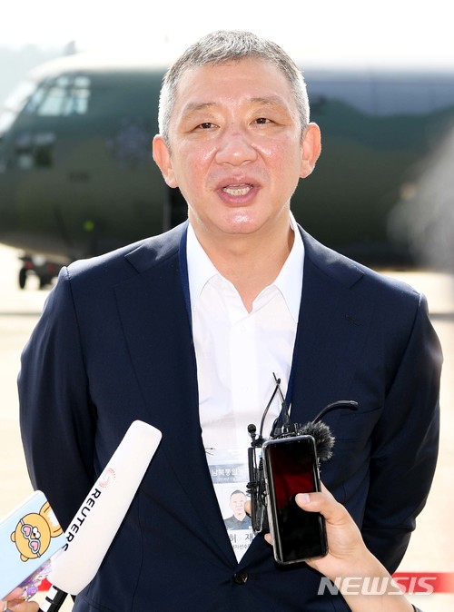 【성남=뉴시스】 사진공동취재단 = 남북 통일농구대회 남자선수단 허재 감독이 3일 성남 서울공항에서 출발에 앞서 소감을 밝히고 있다. 2018.07.03. photo@newsis.com