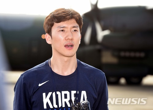 【성남=뉴시스】 사진공동취재단 = 남북 통일농구대회 남자선수단 박찬희 주장이 3일 성남 서울공항에서 출발에 앞서 소감을 밝히고 있다. 2018.07.03.&nbsp; photo@newsis.com