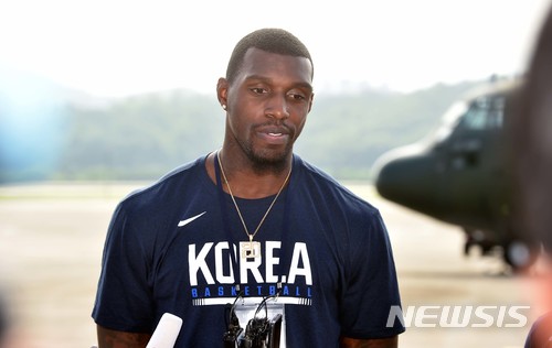 【성남=뉴시스】 사진공동취재단 = 남북 통일농구대회 남자선수단 라틀리프 선수가 3일 성남 서울공항에서 출발에 앞서 소감을 밝히고 있다. 2018.07.03.&nbsp; photo@newsis.com