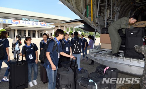 【성남=뉴시스】 사진공동취재단 = 평양에서 열리는 남북통일농구경기에 참가하는 국가대표 선수단이 3일 오전 서울공항에서 군용 수송기에 탑승하고 있다. 2018.07.03. photo@newsis.com