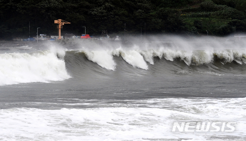 【남해=뉴시스】차용현 기자 = 제7호 태풍 '쁘라삐룬'이 북상하고 있는 3일 오전 경남 남해군 남면 월포마을 인근 해안에 높은 파도가 일고 있다. 2018.07.03. con@newsis.com