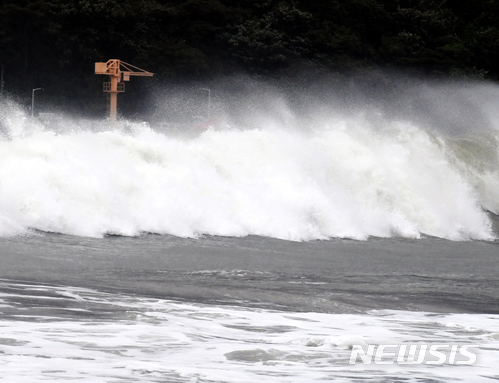 【남해=뉴시스】차용현 기자 = 제7호 태풍 '쁘라삐룬'이 북상하고 있는 3일 오전 경남 남해군 남면 월포마을 인근 해안에 높은 파도가 일고 있다. 2018.07.03. con@newsis.com