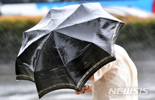 【부산=뉴시스】 하경민 기자 = 제7호 태풍 '쁘라삐룬'이 북상 중인 3일 부산 동구의 한 길거리에서 비바람이 점점 거세지자 한 시민이 힙겹게 우산을 쓴 채 걸어가고 있다. 2018.07.03. yulnetphoto@newsis.com
