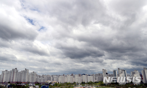 【세종=뉴시스】강종민 기자 = 대통령 직속 재정개혁특별위원회가 보유세 개편 최종 권고안을 정부안이 확정 예정이다.&nbsp; 3일 최종권고안에 보유세가 인상될 것으로 알려진 가운데 세종시 아파트 단지위로 검은 먹구름이 흐르고 있다. 2018.07.03.&nbsp;&nbsp;&nbsp; ppkjm@newsis.com
