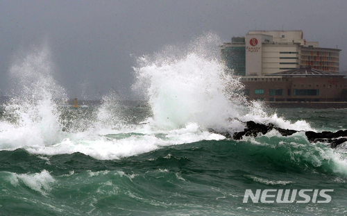 【제주=뉴시스】우장호 기자 = 제7호 태풍 '쁘라삐룬'이 제주도 동쪽 해상까지 북상한 가운데 3일 오후 제주시 용담해안도로 주변 해안가에 높은 물결이 일고 있다. 2018.07.03. woo1223@newsis.com