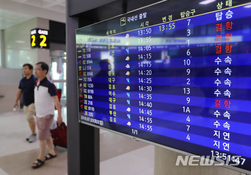 【제주=뉴시스】우장호 기자 = 제7호 태풍 '쁘라삐룬'이 제주도 동쪽 해상까지 북상한 가운데 3일 오후 제주국제공항 내 항공기 출도착을 알리는 상황판에 결항이라는 빨간 글씨가 눈에 띈다. 2018.07.03.&nbsp; woo1223@newsis.com