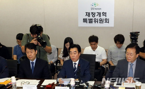 【서울=뉴시스】임태훈 기자 = 대통령 직속 재정개혁특별위원회 강병구 위원장이 3일 오후 서울 종로구 이마빌딩에서 열린 재정개혁특위 제2차 전체회의에서 모두발언하고 있다.&nbsp; 특위는 이날 회의에서 종합부동산세 인상안 등을 최종 확정해 정부에 권고할 예정이다. 2018.07.03.&nbsp;&nbsp; taehoonlim@newsis.com