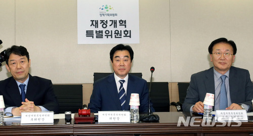 【서울=뉴시스】임태훈 기자 = 대통령 직속 재정개혁특별위원회 강병구(가운데) 위원장이 3일 오후 서울 종로구 이마빌딩에서 열린 재정개혁특위 제2차 전체회의 시작을 기다리고 있다. 특위는 이날 회의에서 종합부동산세 인상안 등을 최종 확정해 정부에 권고할 예정이다. 왼쪽부터 김정훈 부위원장, 강 위원장, 최명호 조세소위원장. 2018.07.03.&nbsp; taehoonlim@newsis.com