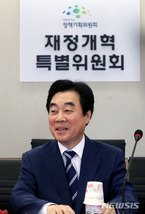 【서울=뉴시스】임태훈 기자 = 대통령 직속 재정개혁특별위원회 강병구 위원장이 3일 오후 서울 종로구 이마빌딩에서 열린 재정개혁특위 제2차 전체회의에 참석해 미소 짓고 있다.  특위는 이날 회의에서 종합부동산세 인상안 등을 최종 확정해 정부에 권고할 예정이다. 2018.07.03.   taehoonlim@newsis.com