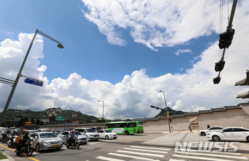 【서울=뉴시스】김선웅 기자 = 제7호 태풍 '쁘라삐룬'의 경로가 예상보다 동쪽으로 치우치면서 수도권 지역이 태풍 영향권에서 벗어났으나 태풍 수증기 영향으로 서울 최고 기온이 32도를 기록했다고 기상청이 관측한 가운데 3일 오후 서울 종로구 경복궁 인근에서 바라본 서울 하늘이 맑고 뭉게구름이 가득하다. 2018.07.03. mangusta@newsis.com