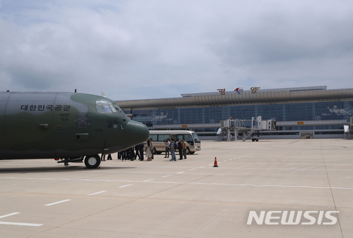 【평양=뉴시스】평양 순안공항에 도착한 우리 군 수송기의 모습. (사진=뉴시스DB). 2018.07.03. 