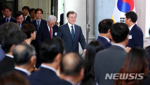 [종합]문재인 대통령, 양대노총 면담 "노동존중 흔들림 없다"