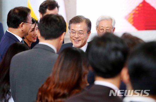 【서울=뉴시스】 문재인 대통령은 5일 신혼부부와 청년 주거지원 정책 발표회에 참석해 현장 이야기를 듣고 정책 취지를 직접 설명했다. (사진=뉴시스 자료사진) 2018.07.05. photo@newsis.com