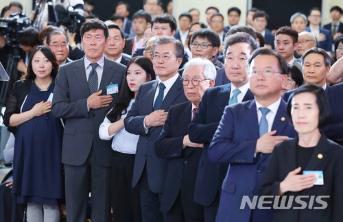 【서울=뉴시스】전신 기자 = 문재인 대통령이 3일 서울 중구 문화역서울284에서 열린 3.1운동 및 대한민국임시정부 수립 100주년 기념사업추진위원회 출범식에서 국기에 경례하고 있다. 2018.07.03. photo1006@newsis.com