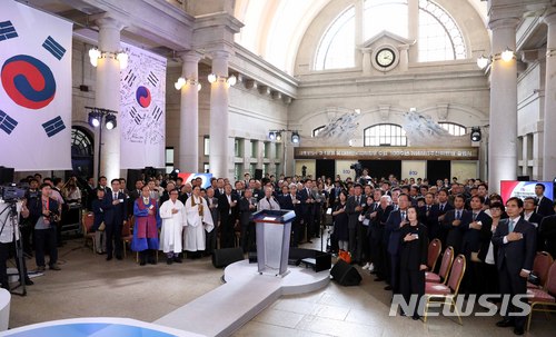 【서울=뉴시스】전신 기자 = 문재인 대통령이 3일 서울 중구 문화역서울284에서 열린 3.1운동 및 대한민국임시정부 수립 100주년 기념사업추진위원회 출범식에서 국기에 경례하고 있다. 2018.07.03. photo1006@newsis.com