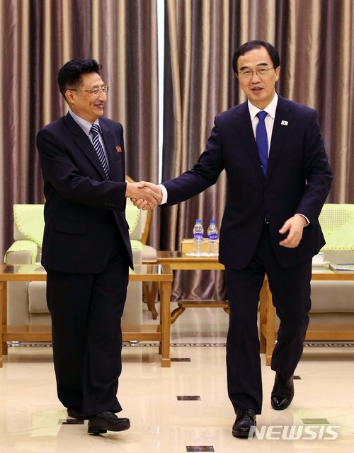 【평양=뉴시스】 사진공동취재단 = 남북통일농구경기 남측 방북단 단장인 조명균 통일부 장관과 원길우 체육성 부상이 3일 평양순안공항 귀빈실에서 악수하고 있다.&nbsp; 남북 통일농구는 통산 네 번째이자 15년 만이다. 1999년 9월 평양에서 처음 개최된 남북 통일농구는 같은 해 12월 서울에서 또다시 열렸고, 2003년 10월 평양 류경정주영체육관에서 마지막으로 열렸다. 농구 경기는 4일 남북 혼합경기, 5일 친선경기를 남녀 선수별로 모두 4차례 연다. 2018.07.03.&nbsp; photo@newsis.com