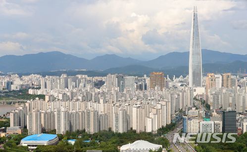 【서울=뉴시스】배훈식 기자 = 종합부동산세 세율 최고 2.5%로 인상 등을 골자로 한 상반기 재정개혁 권고안이 3일 오후 대통령직속 정책기획위원회 산하 재정개혁특별위원회 전체회의에서 심의, 확정돼 정부에 제출됐다. 사진은 이날 오후 한국무역협회에서 바라본 서울 송파구 잠실동 일대 아파트 단지 모습. 2018.07.03. dahora83@newsis.com