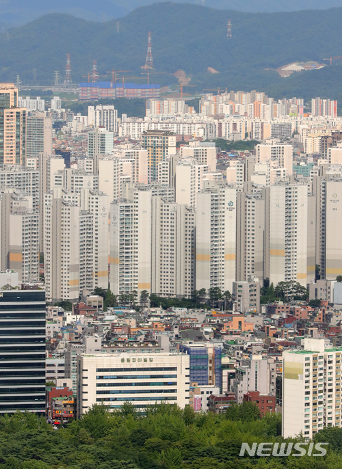 【서울=뉴시스】배훈식 기자 = 종합부동산세 세율 최고 2.5%로 인상 등을 골자로 한 상반기 재정개혁 권고안이 3일 오후 대통령직속 정책기획위원회 산하 재정개혁특별위원회 전체회의에서 심의, 확정돼 정부에 제출됐다. 사진은 이날 오후 한국무역협회에서 바라본 서울 송파구 잠실동 일대 아파트 단지 모습. 2018.07.03.&nbsp; dahora83@newsis.com