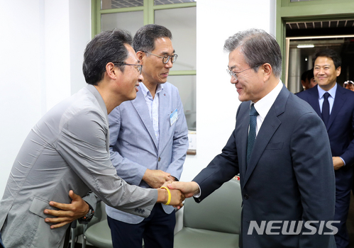 【서울=뉴시스】전신 기자 = 문재인 대통령이 3일 서울 중구 문화역서울284 회의실에서 3.1운동 및 대한민국임시정부 수립 100주년 기념사업추진위원회 출범식 참석 전 김명환(왼쪽) 민주노총 위원장과 김주영(왼쪽 두번째) 한국노총 위원장과 만나 인사하고 있다. 2018.07.03.&nbsp; photo1006@newsis.com