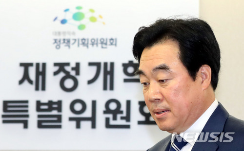 【서울=뉴시스】임태훈 기자 = 대통령 직속 재정개혁특별위원회 강병구 위원장이 3일 오후 서울 종로구 이마빌딩에서 열린 재정개혁특위 제2차 전체회의를 마친 후 부동산 보유세 개편 권고안을 설명하기 위해 자리에 착석하고 있다. 2018.07.03.&nbsp; taehoonlim@newsis.com