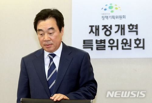 【서울=뉴시스】임태훈 기자 = 대통령 직속 재정개혁특별위원회 강병구 위원장이 3일 오후 서울 종로구 이마빌딩에서 열린 재정개혁특위 제2차 전체회의를 마친 후 부동산 보유세 개편 권고안을 설명하기 위해 자리에 착석하고 있다. 2018.07.03.&nbsp;&nbsp; taehoonlim@newsis.com