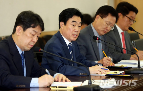 【서울=뉴시스】임태훈 기자 = 대통령 직속 재정개혁특별위원회 강병구 위원장이 3일 오후 서울 종로구 이마빌딩에서 열린 재정개혁특위 제2차 전체회의를 마친 후 부동산 보유세 개편 권고안에 대해 설명하고 있다. 2018.07.03.&nbsp;&nbsp; taehoonlim@newsis.com