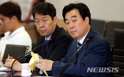 【서울=뉴시스】임태훈 기자 = 대통령 직속 재정개혁특별위원회 강병구 위원장이 3일 오후 서울 종로구 이마빌딩에서 열린 재정개혁특위 제2차 전체회의를 마친 후 취재진의 질문을 들으며 메모하고 있다. 2018.07.03.&nbsp;&nbsp; taehoonlim@newsis.com