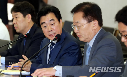 【서울=뉴시스】임태훈 기자 = 대통령 직속 재정개혁특별위원회 강병구(가운데) 위원장이 3일 오후 서울 종로구 이마빌딩에서 열린 재정개혁특위 제2차 전체회의를 마친 후 취재진의 질문을 듣고 최병호 조세소위원장과 대화하고 있다. 2018.07.03.&nbsp; taehoonlim@newsis.com