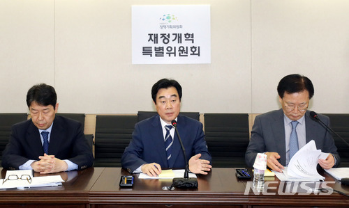 【서울=뉴시스】임태훈 기자 = 대통령 직속 재정개혁특별위원회 강병구 위원장이 3일 오후 서울 종로구 이마빌딩에서 열린 재정개혁특위 제2차 전체회의를 마친 후 부동산 보유세 개편 권고안에 대해 설명하고 있다. 왼쪽부터 김정훈 부위원장, 강 위원장, 최병호 조세소위원장. 2018.07.03.&nbsp; taehoonlim@newsis.com