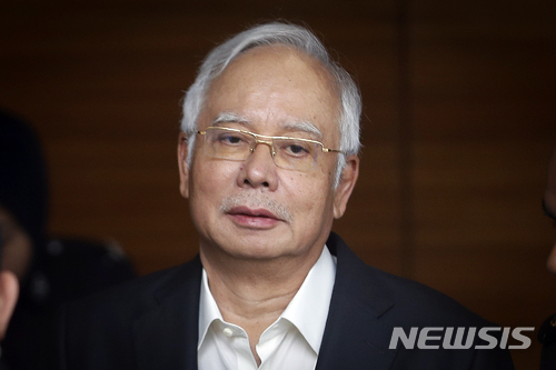 【푸트라자야=AP/뉴시스】 5월9일 총선에서 뜻밖에 패해 총리에서 물러난 나집 라작 말레이시아 전총리가 5월24일 마하티르 모하마드 총리가 설립한 부패퇴치위원회에 소환돼 출두했다. 7월3일 나집은 위원회에 의해 자택에서 체포됐으며 다음날 부패횡령 혐의로 기소될 예정이다. 2018. 7. 3.