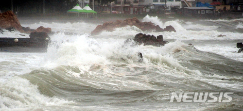 【울산=뉴시스】배병수 기자 = 제7호 태풍 '쁘라삐룬'이 북상 중인 3일 오후 울산시 동구 주전몽돌해수욕장에 거센 파도가 몰아치고 있다. 2018.07.03.&nbsp; bbs@newsis.com.