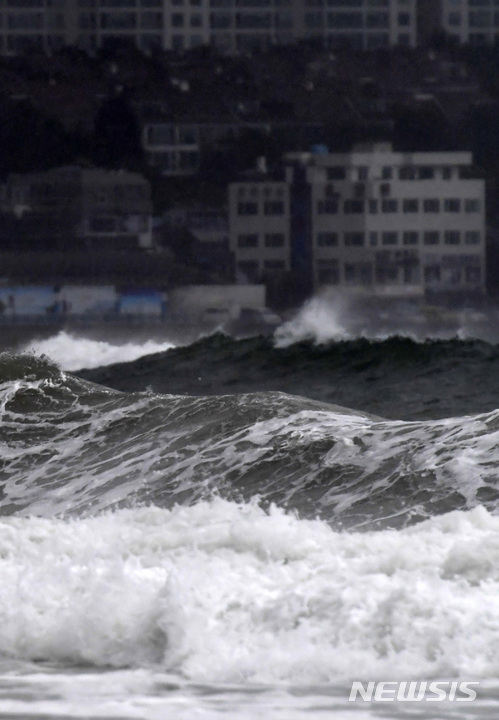 【부산=뉴시스】 하경민 기자 = 부산지역이 제7호 태풍 '쁘라삐룬'의 영향권에 접어든 3일 오후 부산 해운대해수욕장에 거센 파도가 몰아치고 있다. 2018.07.03.&nbsp; yulnetphoto@newsis.com