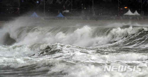 【부산=뉴시스】 하경민 기자 = 부산지역이 제7호 태풍 '쁘라삐룬'의 영향권에 접어든 3일 오후 부산 해운대해수욕장에 거센 파도가 몰아치고 있다. 2018.07.03.&nbsp; yulnetphoto@newsis.com