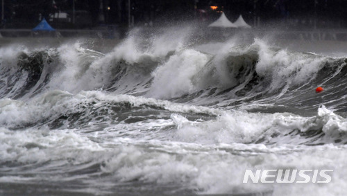 【부산=뉴시스】 하경민 기자 = 부산지역이 제7호 태풍 '쁘라삐룬'의 영향권에 접어든 3일 오후 부산 해운대해수욕장에 거센 파도가 몰아치고 있다. 2018.07.03.&nbsp; yulnetphoto@newsis.com