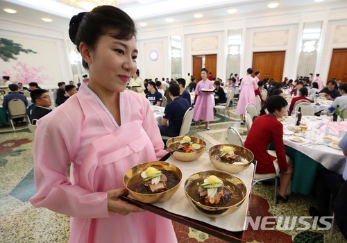 【평양=뉴시스】사진공동취재단 = 3일 오후 평양 옥류관에서 열린 남북통일농구경기 환영만찬에서 봉사원들이 평양냉면을 준비하고 있다. 2018.07.03.photo@newsis.com